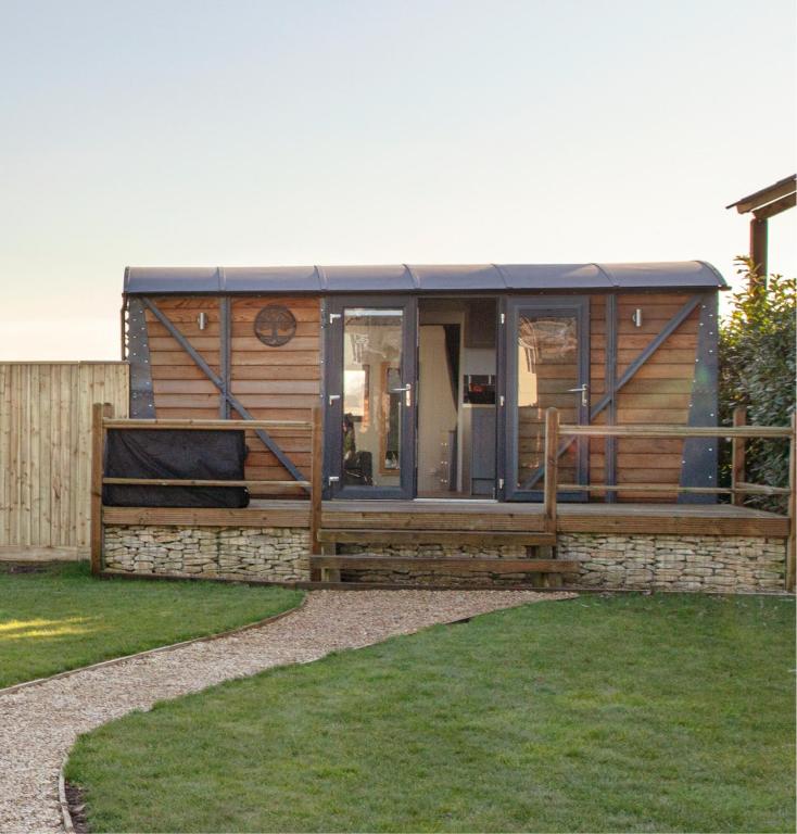 Holly Lodge - Quirky Shepherd's Hut With Hot Tub - Bespoke Made From A Salvaged Railway Carriage - B&B Boston