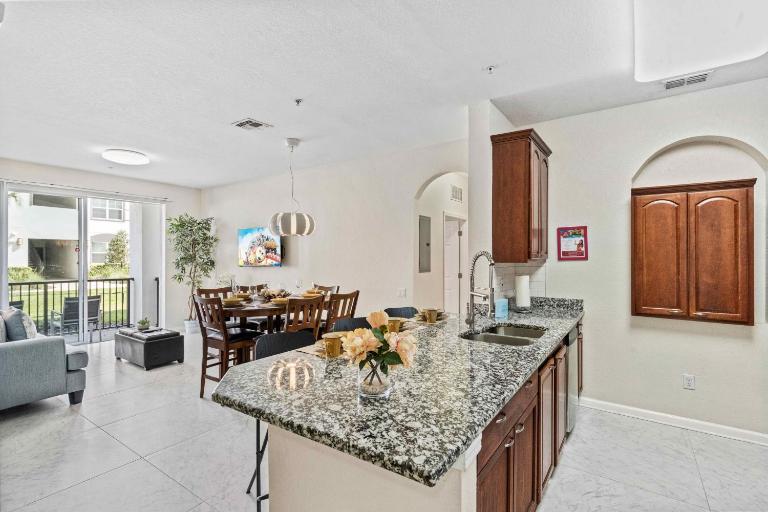 First floor Vista Cay Condo wFREE Resort Access - Ferienwohnung Orlando