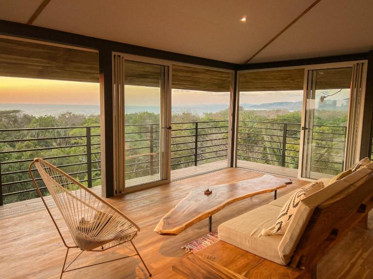 Ocean View Modern Jungle Vacation Home - Walking Distance to Playa Mal Pais - B&B Malpaís