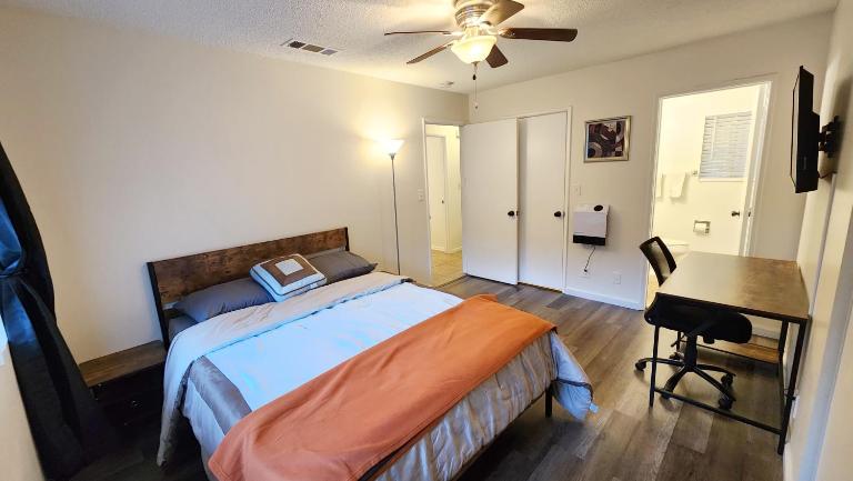 Private, Spacious, 4x Queen, 300 MBPS Internet with Backyard! - Ferienwohnung Hemet