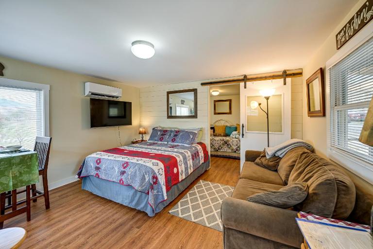 Fireside Relaxation: Pet-Friendly Whittier Getaway - B&B Whittier