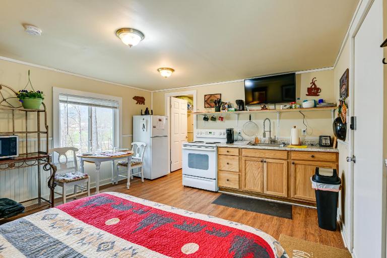 Shared Hot Tub & Fire Pit: Tranquil Whittier Gem! - B&B Whittier