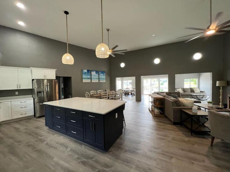 Spacious 4 bedroom with 2 baths with Pool and boat dock - B&B Crystal River