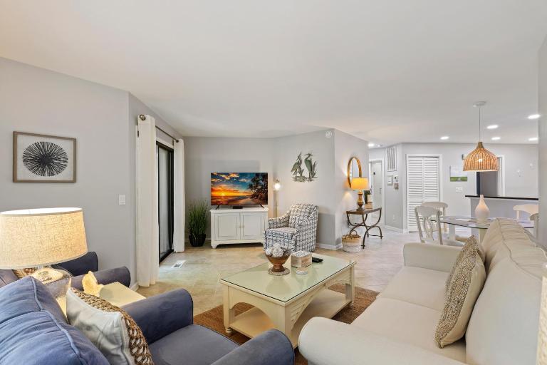 Wonderful 2 BR w King and 2 Twins Large screen TVs Bikes & Beach Gear included - B&B Hilton Head
