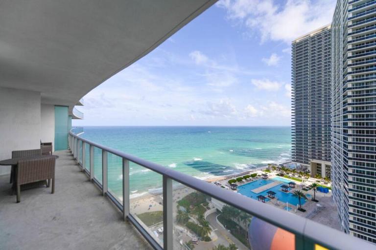 Gorgeous Views Await in Your Beachfront Condo - Ferienwohnung Hollywood