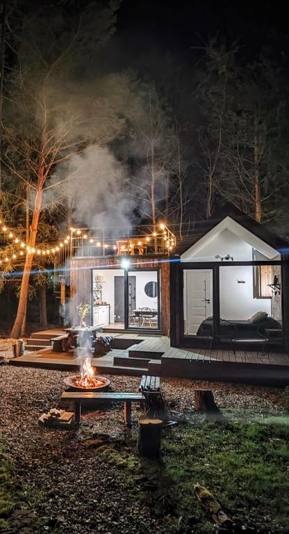Odpoczynek Domki Pod Dębem z Opcją Jacuzzi - Bed and Breakfast Ćmińsk