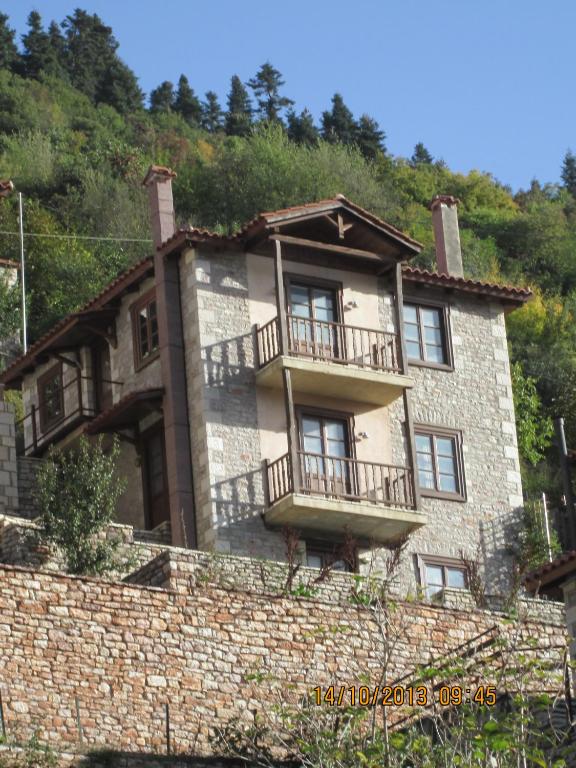 Villa Korfes-Πέτρινη Τριώροφη Βίλα-Άνεση & Ιδιωτικότητα - B&B Karpenísi