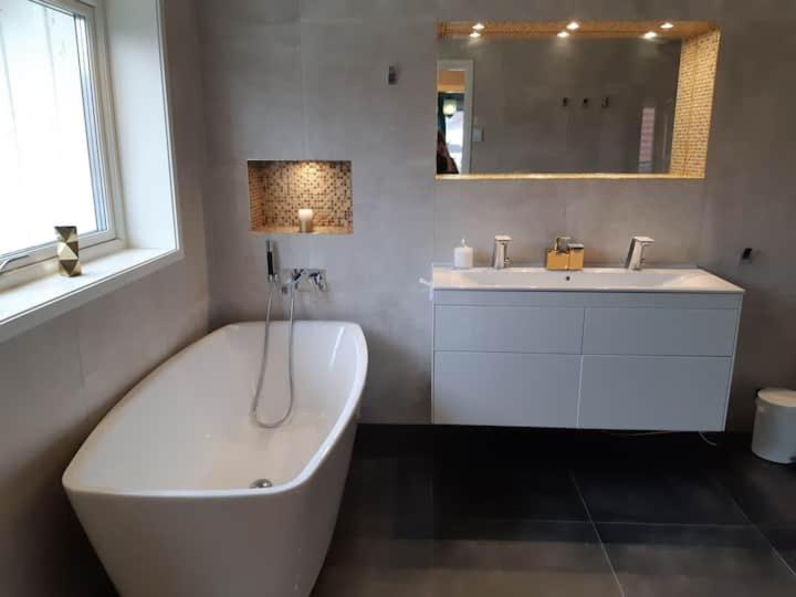 Lyxigt rum med eget/badrum med spa känsla - Bed and Breakfast Jönköping
