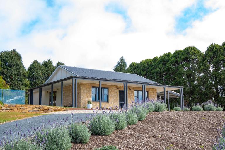 Adelaide Hills luxe-cottage with spectacular vineyard views - B&B Summertown