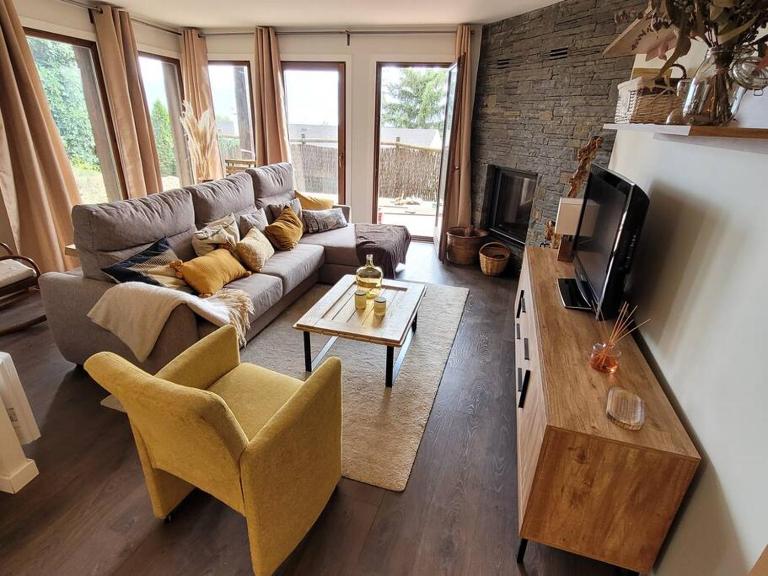 Precioso apartamento con jardín privado a 4 km de Puigcerdà - Chambres d'hôtes Enveitg