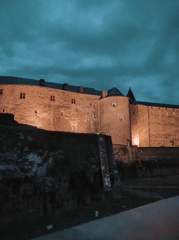 Appartement vue sur château-fort 3 étoiles - B&B Sedan