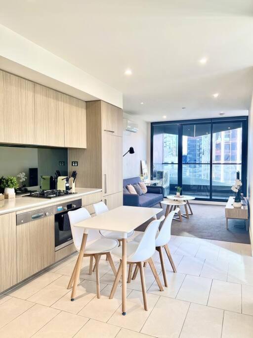 Stunning 2-Bed Apartment with Panoramic CBD Views - B&B Melbourne