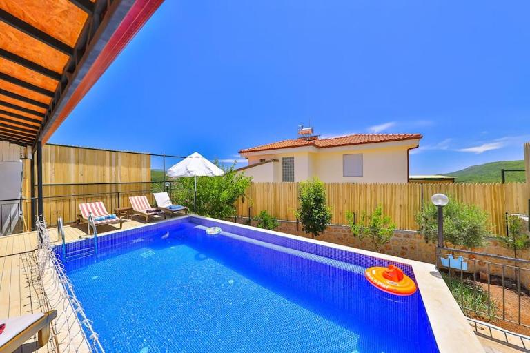 Comfy Villa Ipek with Pool - B&B Kaş