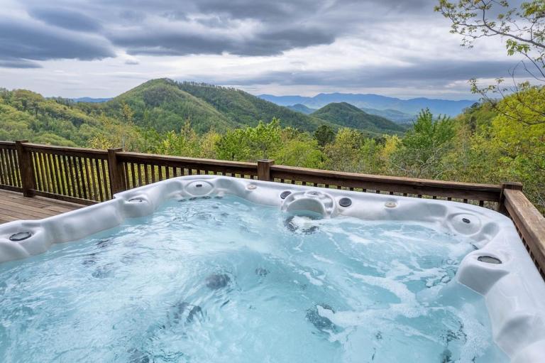 Beary Cozy Cabin! Incredible views, hot tub, games, and more! - Chambres d'hôtes Franklin