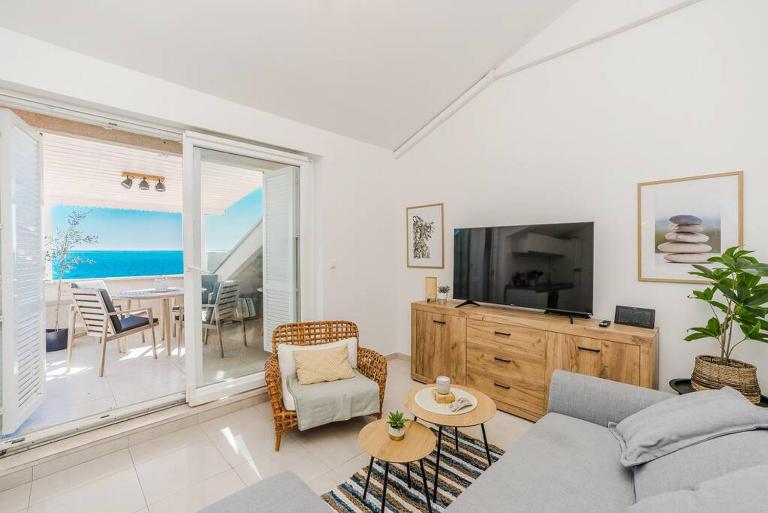 Sea view and More apartment - B&B Novalja