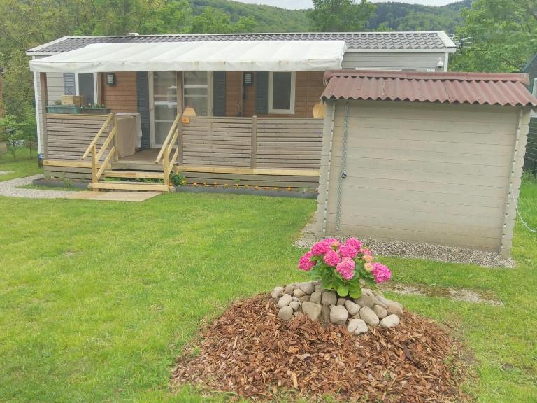 Grand Mobil Home 6 personnes climatisé avec 3 chambres et 2 salles de bains à Munster en Alsace - B&B Munster