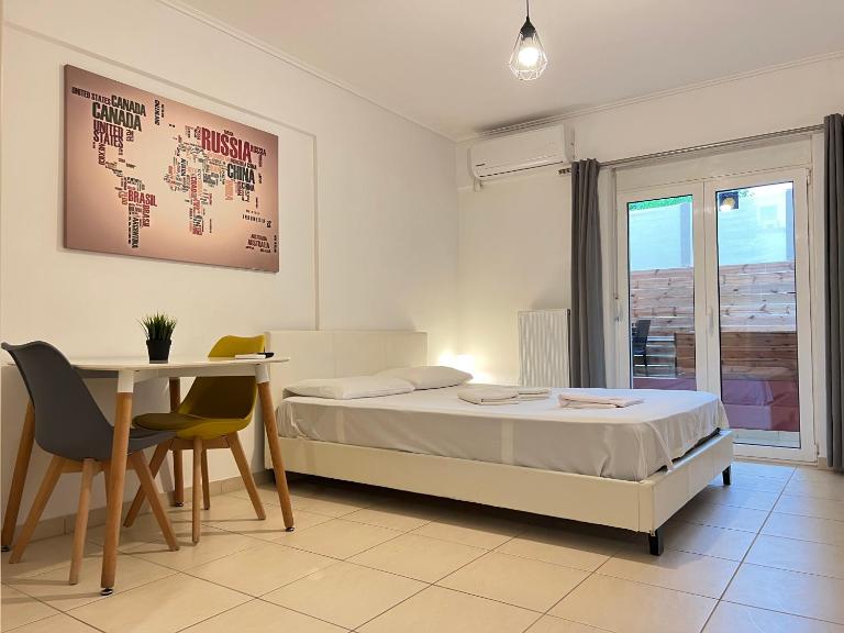 Jacuzzi studio close to athens airport!! - B&B Pallene
