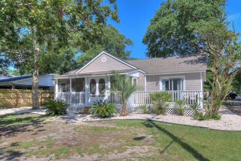 Beach Lovin/sleeps 10/2 blocks to beach/pets ok - B&B Myrtle Beach