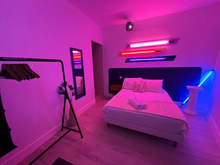 Roma Reva: design et home cinema - Bed and Breakfast Nîmes