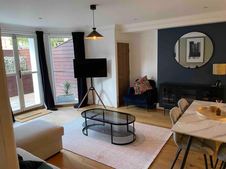 Stunning apartment by The Leas, West End - Chambres d'hôtes Kent