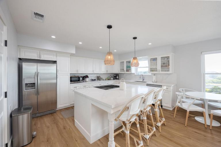 Bright and airy beach vacation spot- perfect for families and ocean views - B&B Moss Beach