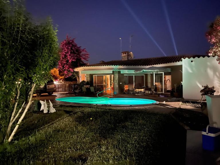 Casa Requesens, freiligendes Ferienhaus, komplett erschlossen - B&B Empuriabrava