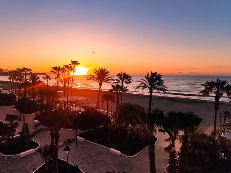 Estepona primera línea de playa, apartamento 2-4 personas - Bed and Breakfast Estepona