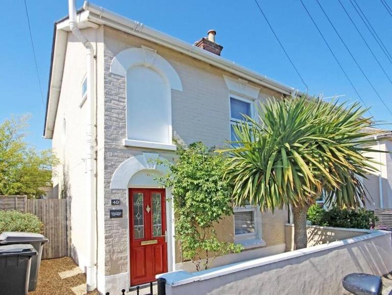 PALM TREES by BOURNECOAST - A Lovely Two Bedroom VICTORIAN HOLIDAY HOME Located in a Popular Area - HB8500 - B&B Bournemouth