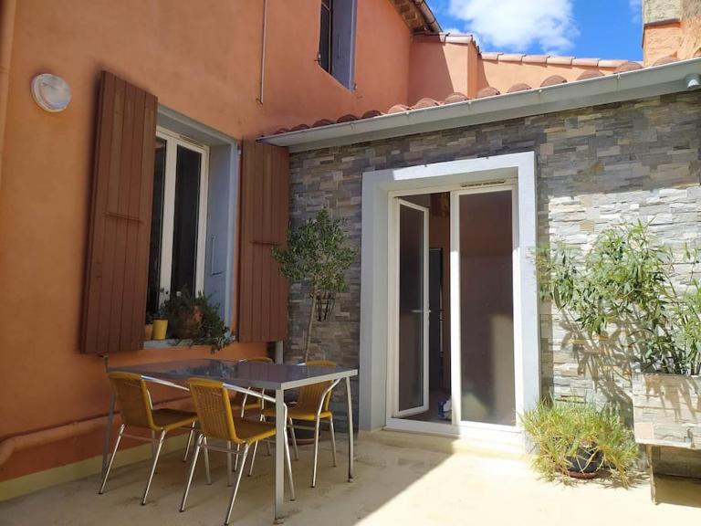 Appartement spacieux avec grand patio, 1er étage - Bed and Breakfast Sigean