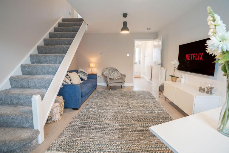 Stylish 2-Bedroom Home, Sleeps 5, High-Speed Wi-Fi, Near NEC & BHX - B&B Marston Green