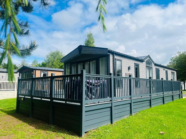 Coopers Corner, Lodge with Hot Tub - B&B York