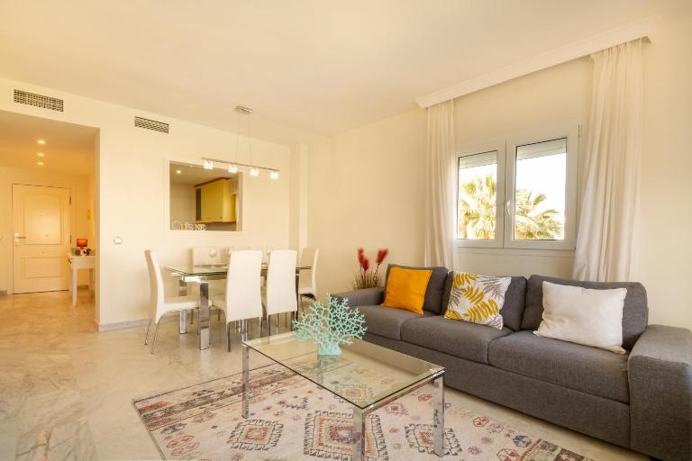 MARBELLA BANUS SUITES - Banús Playa Rocío - 3BR - 3BA - Direct Beach & Sea Access Complex - Outdoor Terrace w Garden Views - Pool - 3 Min Walk to Puerto Banús & Corte Ing Luxury Shopping - Ideal for Families - Chambres d'hôtes Marbella