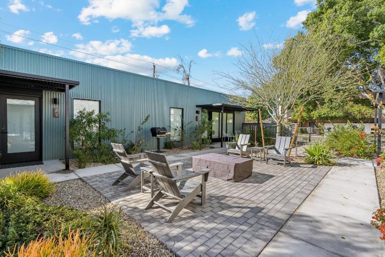 4 Square Studios - B&B Phoenix