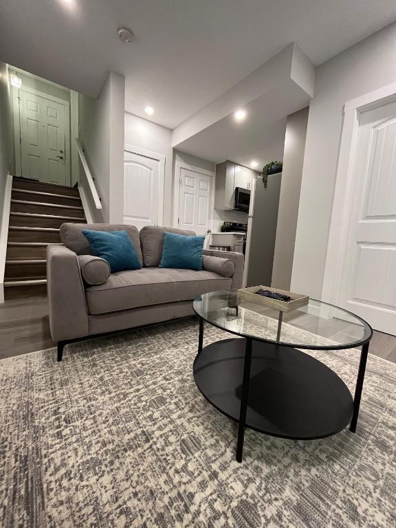 Private Chic Modern Suite with Kitchen near Spruce Meadows and LRT - B&B Calgary