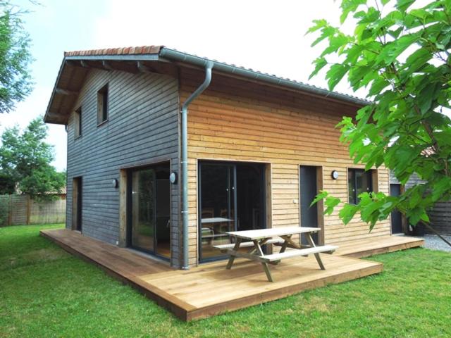 Carolins - Saubion agréable villa en bois dans quartier résidentiel à 400m du bourg de saubion - B&B Saubion