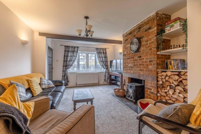 COSY HOME NEAR DORNEY, WINDSOR & Free Parking - By Tempstay - Bed and Breakfast Taplow