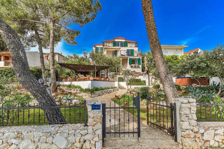 Luxury villa - by the sea, summer kitchen, hot tub, SUP, boat, 5 rooms, wifi, parking - Trogir - B&B Okrug Gornji