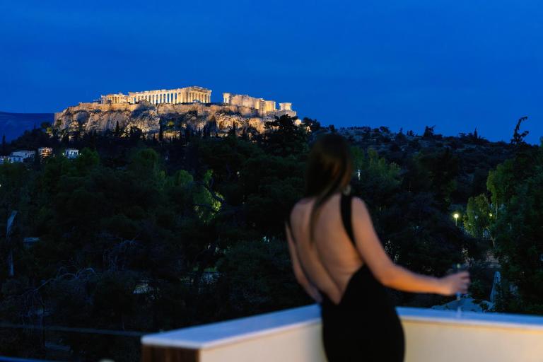 Visum Acropol ,3BR - Private Terrace-Jacuzzi - Amazing View - Chambres d'hôtes Athènes