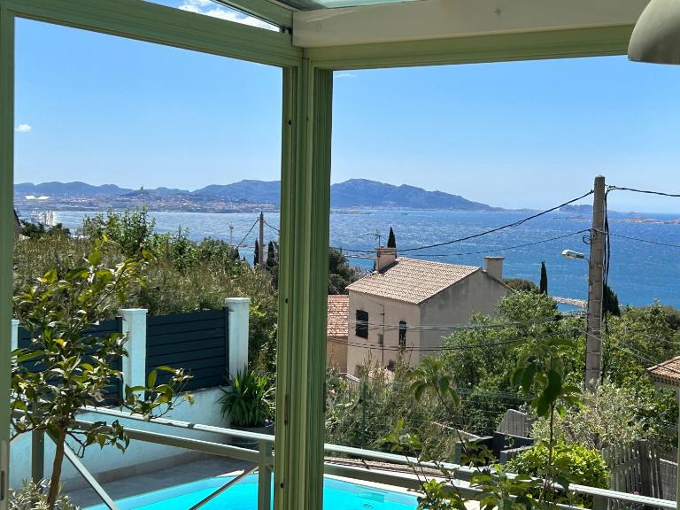 maison entièrement climatisée vue d'exception mer et rade de Marseille avec piscine 8 personnes - B&B Marseille