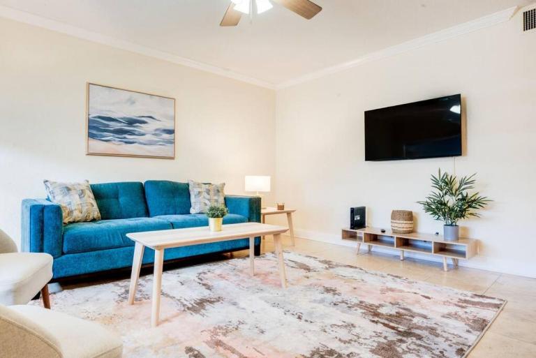 Intracoastal Oasis in a Prime Area w Pool and BBQ - B&B Fort Lauderdale