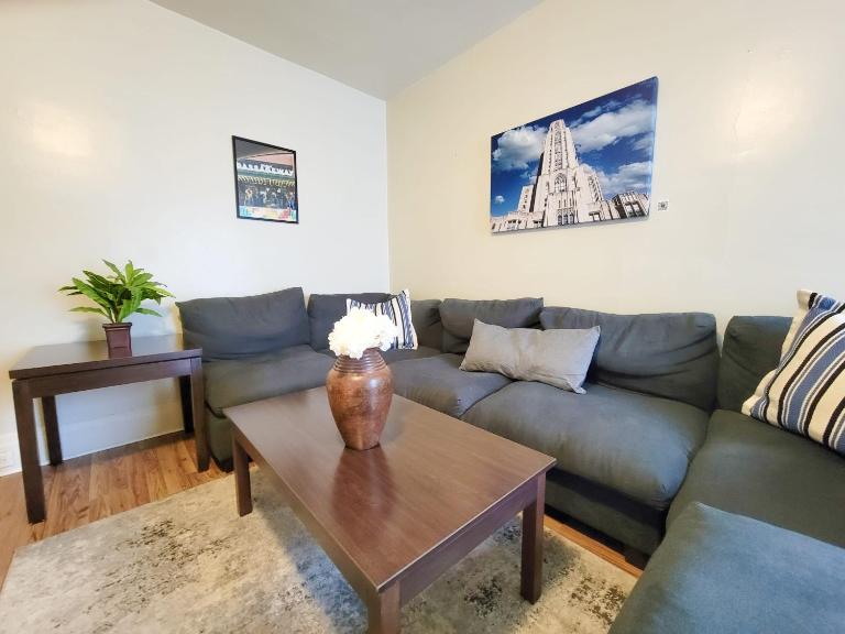 Steps Away From Hospital - 2 Queen Bed - City View - B&B Pittsburgh
