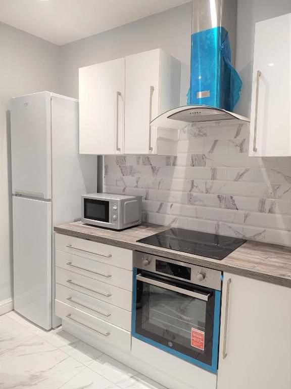 Newly Refurbished 2- Bed Stylish Home - B&B Manchester