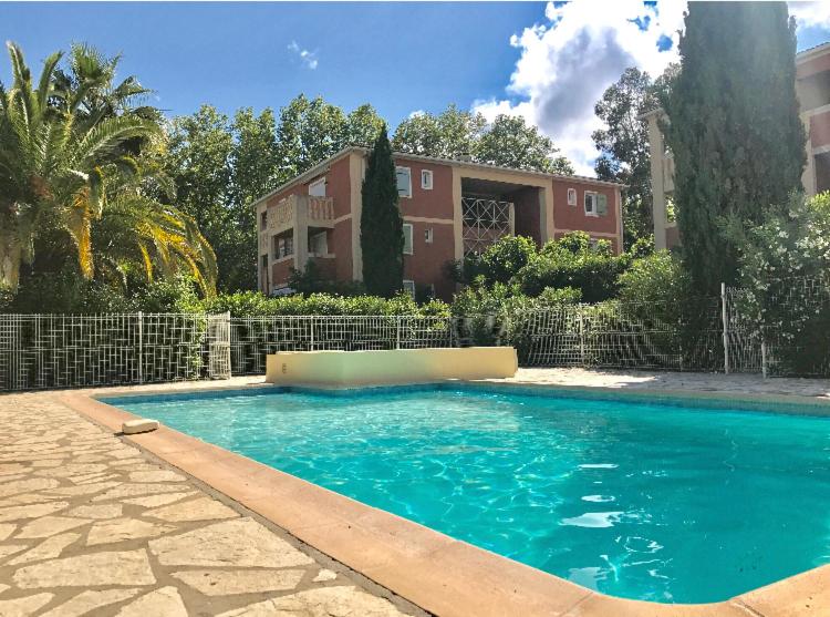 T2 refait à neuf, au calme, piscine, parking privé - B&B La Seyne-sur-Mer