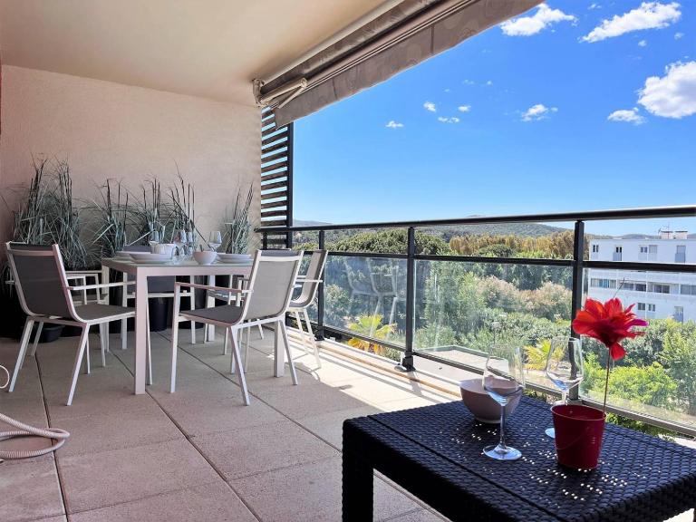Charmant T2 climatisé avec grande terrasse, piscine et parking privatif, proche plage et commerces. - FR-1-251-441 - B&B Le Lavandou