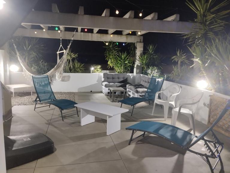Atico of 3 rooms, total 130m² just for you with a 60 m² terrace, swimming pool, mountain and marina view. - Chambres d'hôtes Roses