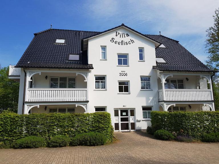 Villa Seefisch, Wohnung 1 mit Terrasse - Chambres d'hôtes Ostseebad Göhren
