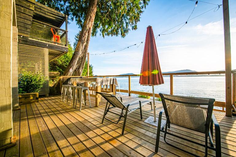 SALT COTTAGE Waterfront Guest House with Superb Views - B&B West Vancouver