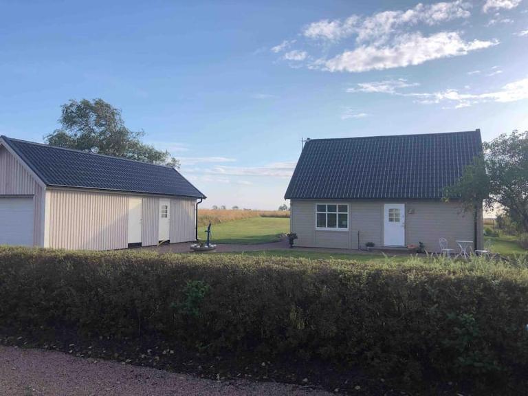 Modern house, views over the fields 5 min to beach - B&B Halmstad