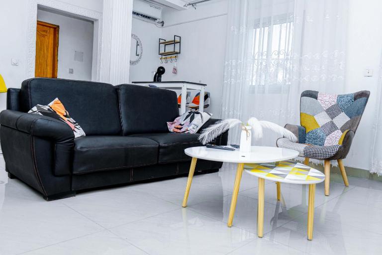 NAIVELI-PALM Appartement meublé sobre et chic - B&B Douala