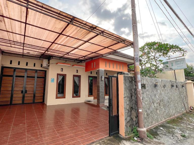 Homestay Syariah Sawitsari Dekat Pakuwon Mall dan UGM by Simply Homy - B&B Yogyakarta